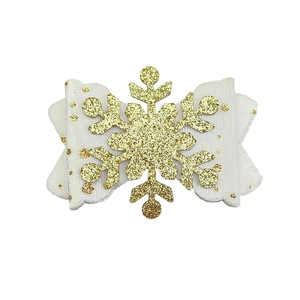 Detailansicht der weißen Haarschleife mit goldenen Glitzer-Schneeflocken für Weihnachten