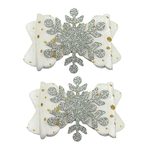 Detailansicht von zwei weißen Glitzer-Schneeflocken-Haarschleifen für Mädchen zu Weihnachten