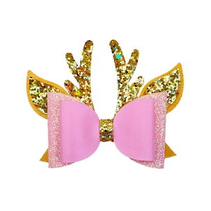 Detail der rosa Schleife mit goldenem Glitzer-Geweih und Kunstlederstruktur für Kinder