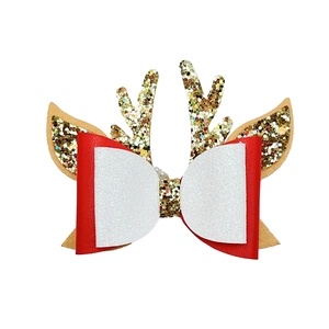 Detailansicht der handgefertigten Weihnachts-Glitzer-Rentier-Haarspange mit weißen Perlen