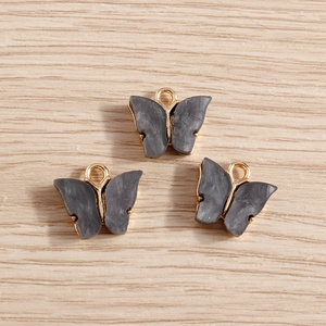 Details von Schmetterlingsanhängern mit Marmormuster und Goldrahmen für DIY-Schmuck