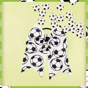 Détail du nœud papillon blanc avec motif de football et élastique noir pour cheveux