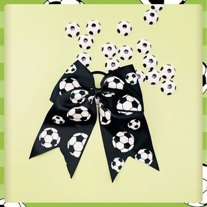 Détail d'un nœud à cheveux motif football avec élastique noir robuste intégré