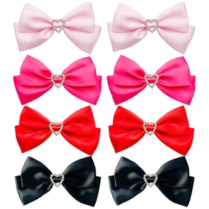Detail van 8-delige strik haarclip set met satijnen linten en strass hart gespen