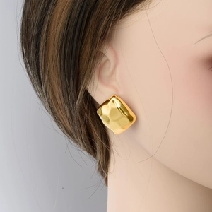 Modern 304 stainless steel gold geometric earrings with hammered finish on model