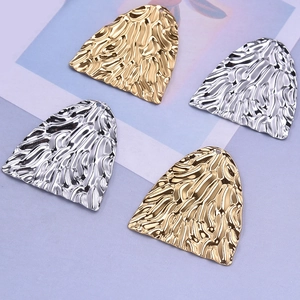 Detailansicht der gehämmerten, unregelmäßigen Anhänger in Gold und Silber für DIY-Schmuck