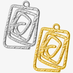 Détail de pendentifs spirale en acier inoxydable 304 avec texture métallique martelée