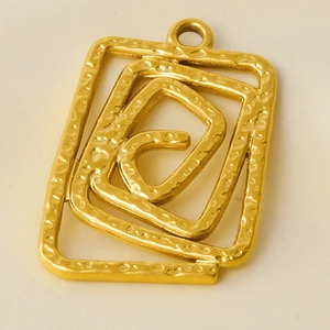 Vue détaillée du pendentif spirale martelé en or 18 carats au design géométrique rectangulaire