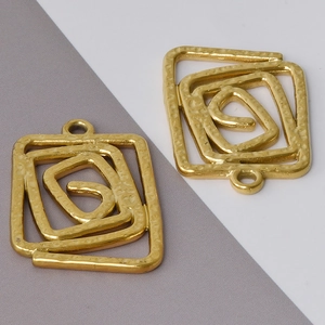 Vue détaillée de pendentifs carrés en spirale martelés avec plaqué or 18 carats