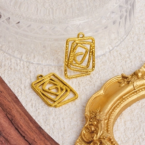 Pendentifs rectangulaires en acier 304 plaqué or 18K avec spirale et texture martelée