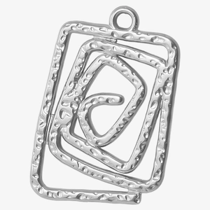 Détail macro du pendentif spirale géométrique argenté avec finition en acier martelé