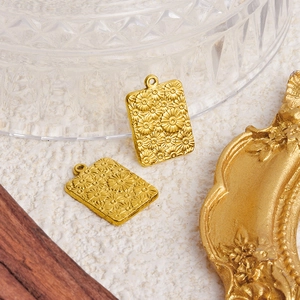 18K vergoldete 304 Edelstahl Gänseblümchen Anhänger Halskette mit Blumenrelief Dekor