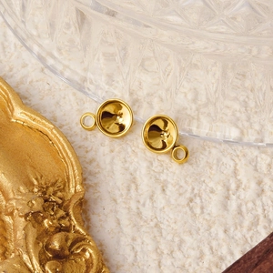 Details runder goldener Ohrring-Basen mit Öse für DIY-Schmuckherstellung und Basteln