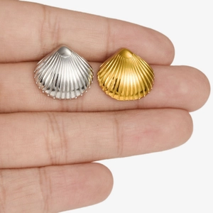 Boucles d'oreilles coquillage minimalistes en or 18 carats et argent avec texture