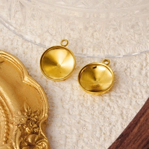 Details matter Gold-Rundfassungen auf Steinhintergrund mit Vintage-Dekoration
