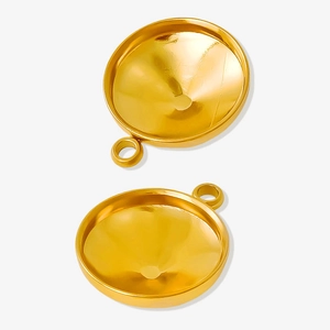 Detailansicht von zwei runden goldenen Anhängerbasen aus 304 Edelstahl für DIY-Schmuck