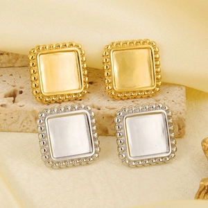Dettaglio di orecchini a lobo quadrati in oro 18K e argento con bordo a sfere su pietra