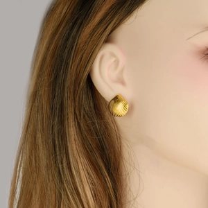 Boucles d'oreilles puces coquillage en acier inoxydable doré 18 carats sur modèle