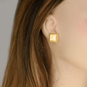 Orecchini a perno quadrati minimalisti in acciaio placcato oro 18K con bordi a grana di riso
