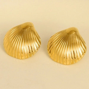 Détail des boucles d'oreilles coquillage en acier inoxydable plaqué or 18k avec texture