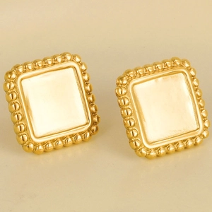Dettaglio macro di orecchini a perno quadrati in acciaio inox placcati oro 18K