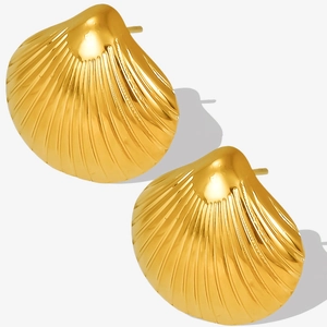 Détail macro de boucles d'oreilles festonnées en or 18 carats avec texture nervurée