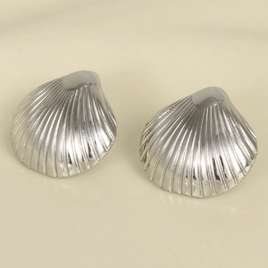 Vue détaillée de boucles d'oreilles coquillage en acier inoxydable 304 texturé argent