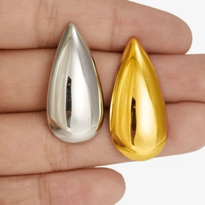Orecchini a goccia in acciaio inossidabile 304 lucido color oro e argento sulle dita