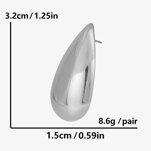 Dettaglio orecchino a goccia in argento lucido con dimensioni 3,2cm di altezza e 1,5cm