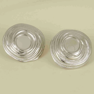 Dettaglio degli orecchini a cerchio in argento con texture a spirale e bordo perlato