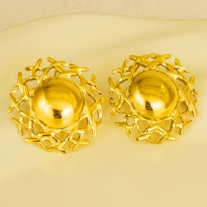 Detailaufnahme der goldenen Kuppelohrstecker mit korallenartiger Netzstruktur