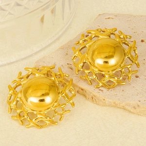 Nahaufnahme goldener runder Ohrstecker mit künstlerischer Korallenstruktur im Retro-Stil