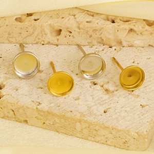 Detailansicht runder Ohrstecker-Rohlinge aus Edelstahl 304 in Gold und Silber