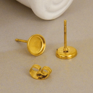 Makro-Detail von DIY-Ohrstecker-Basen aus 304er Edelstahl mit runder Goldfassung