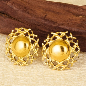 Makroaufnahme goldener Ohrstecker im Vintage-Stil mit Aststruktur auf dunklem Holz