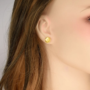 Minimalistische 304 Edelstahl Gold Ohrstecker für Damen, getragen für einen täglichen Look