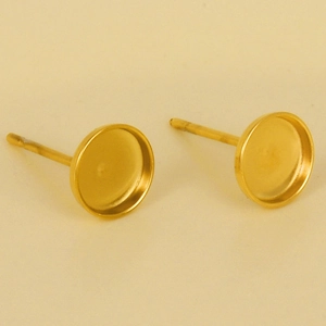 Makroaufnahme vergoldeter 304 Edelstahl-Ohrstecker-Rohlinge für die DIY-Schmuckherstellung