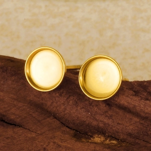 Nahaufnahme goldener 304 Edelstahl Ohrstecker-Rohlinge für DIY Schmuckherstellung