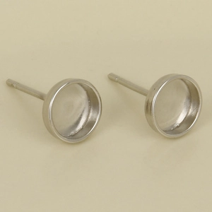 Makroaufnahme von Edelstahl-Ohrringfassungen für DIY-Schmuck und Edelsteinfassungen