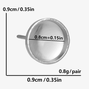 Makro-Detail von runden 304 Edelstahl-Ohrsteckern mit Angabe des 0,9 cm Außendurchmessers