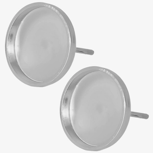 Nahaufnahme von runden Edelstahl-Ohrstecker-Rohlingen für die DIY-Schmuckherstellung
