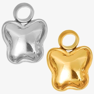 Vue détaillée des pendentifs papillon en métal liquide doré et argenté poli
