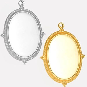 Détail macro de supports de pendentifs ovales or et argent avec bordure en corde