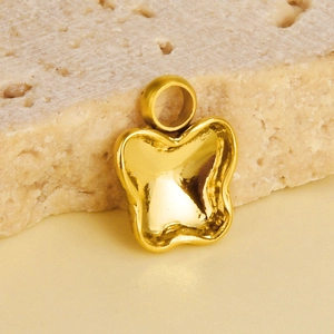 Vue détaillée du pendentif papillon doré avec une finition miroir lisse et élégante