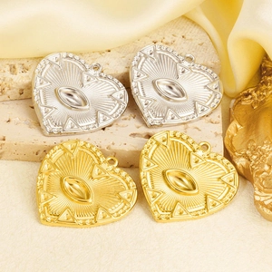 Detail view of 304 stainless steel heart pendants in gold and silver for DIY jewelry
