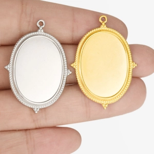 Pendentif ovale minimaliste en acier inoxydable avec bord torsadé et plaqué or 18 carats