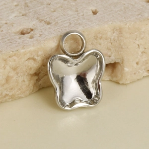 Vue macro d'un pendentif papillon en acier inoxydable 304 avec finition polie