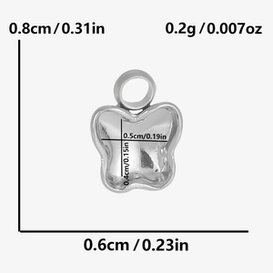 Vue détaillée du pendentif papillon argenté avec dimensions de 8mm de haut et 6mm