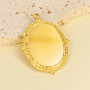 Détail macro du pendentif ovale plaqué or 18K avec bordure torsadée et petites perles