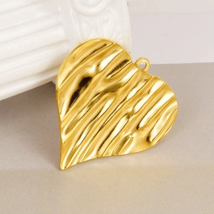 Goldener Herzanhänger aus 304 Edelstahl mit eleganter gewellter Hammerschlag-Textur